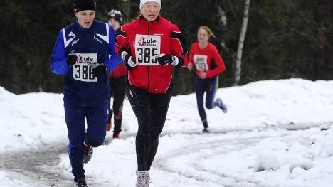 Nina Lintzén lämnade klubbkollegan Sandra Halvarsson bakom sig efter två kilometer.
