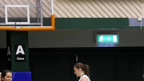 Förnedringen i Täljehallen. Northlands Josefin Vesterberg lämnar planen efter den förkrossande förlusten mot Telge i seriefinalen.Foto: K-G Z FOUGSTEDT