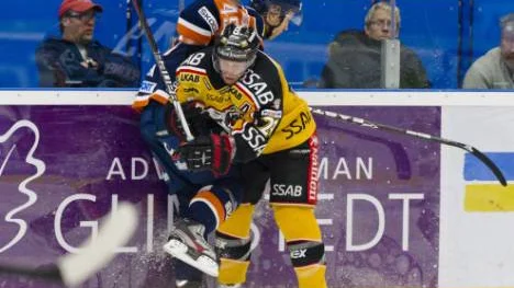 Luleås kanadensiske center Chris Abbott sätter in en tackling på Växjös finske back Illka Heikkinen.