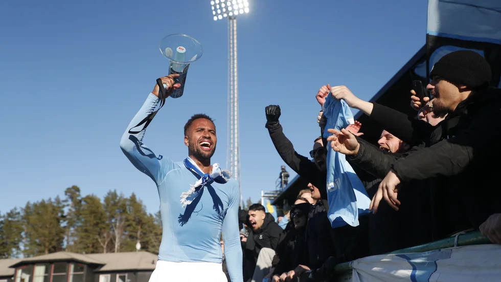 Malmö FF:s matchhjälte Isaac Kiese Thelin med MFF-supportrar på Grimsta IP.
