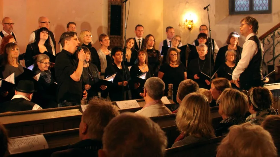 Help. I helgen hölls två konserter till förmån för flyktinghjälp i Boxholms kyrka med Ekeby-Prisma-kören. Solist Peter Högberg.