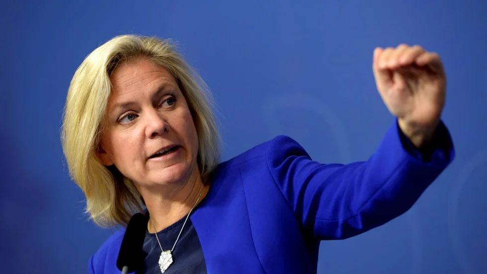 Finansministern. Magdalena Andersson (S) delar ut slag efter slag mot svensk ekonomi. Tunga år väntar.