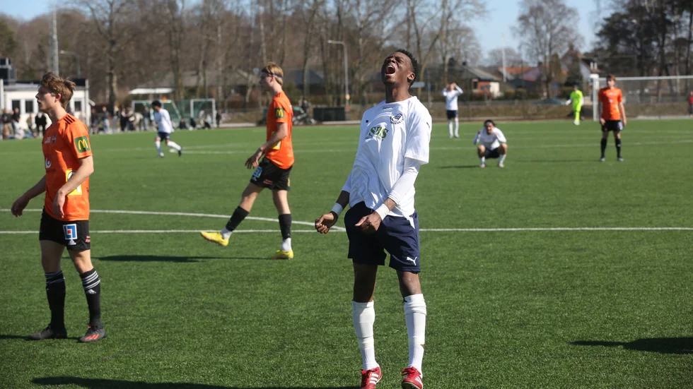 Asokolo Simba trodde inte sina egna ögon när han bommade ett toppläge i första halvlek.