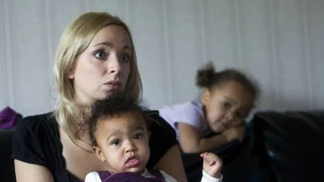 I går kom beskedet: Erika Okoro, här med barnen Ella och Lilly, får pengar från Försäkringskassan. FOTO: KURT ENGSTRÖM
