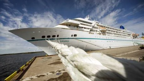 Under blå himmel i Luleå hamn. Amadea ligger väl förtöjd medan passagerarna bekantar sig med Norrbottens residensstad. FOTO: Kurt Engström
