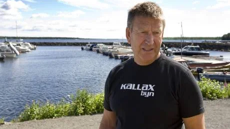 Kallax byaålderman Ulf Lindgren nere i hamnen, en given samlingsplats för alla sjöburna i Kallax. Här finns framtidstro. FOTO: Fredric Lundqvist