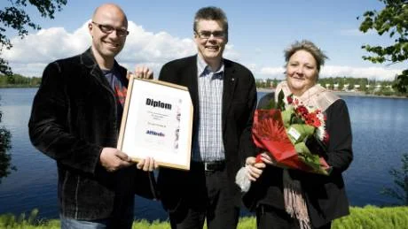 Dan Swärdh (i mitten) från Teater Scratch i Luleå gratuleras av Bengt Larsson, Piteå-Tidningen, och Lena Olofsson, NSD, till priset som Norrbottens lönsammaste företag 2007 . Förutom diplom fick han blommor. "Diplomet ska få en hedersplats!" sade Dan Swärdh vid prisutdelningen. Foto: Pär Bäckström