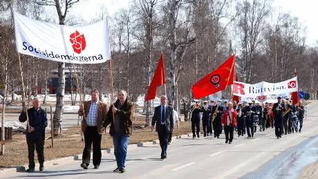 Landstingsrådet Kent Ögren deltog i förstamaj-tåget i sin gamla hemkommun Jokkmokk.Foto: Martin Andersson