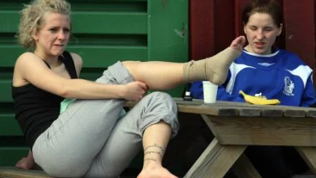 En av tre stukade Alviksspelare - Daniela Grönberg med foten i högläge.