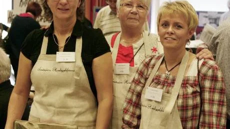 Soutujärvi hembygdsförening visade upp sig och hämtade inspiration under mötesplatsen på riksstämman i Kiruna. Från vänster: Vivianne Eriksson, Sanna Johansson och Agneta Norman.FOTO: HANS STERNLUND