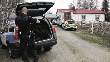 Poliser finkammade tomten där de misstänkta familjemedlemmarna bor efter att en 47-årig man fick ett yxhugg i huvudet i Vojakkala den 13 maj.  FOTO: K-L SUNDQVIST