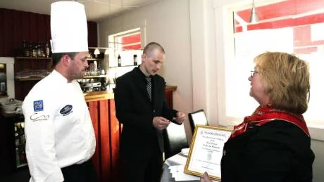 Espen Soni och Pär Eriksson fick ta emot utmärkelsen årets vinkrog av Munskänkarnas Luleåordförande Marianne Pedersen. Foto: Bengt-Åke Persson