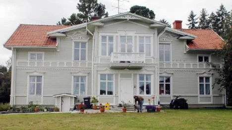 År 1900 brann ursprungsgården ned, men familjen som bodde där fixade ett nytt hus på samma plats. På gården finns flera byggnader, militärfordon, ett skyddsrum och minnet av att en gång varit en tullplats mellan Sverige och Finland. "Här finns det gott om plats", säger Gunnar Björk.