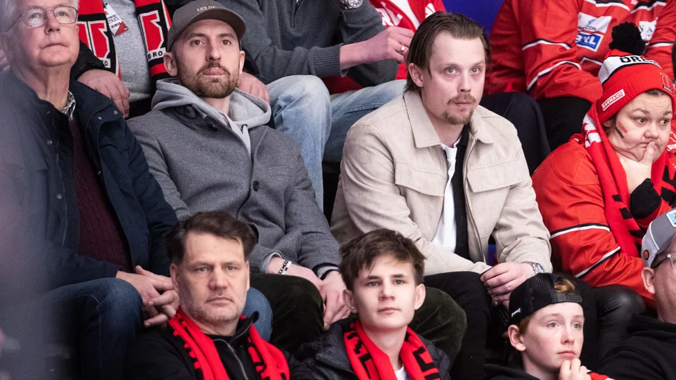 Albin Lundin, till vänster, och Jonathan Dahlén var på plats i Behrn arena i fredags för att se Skellefteå AIK:s slutspelsmöte med Örebro. Vad som händer med Lundin, som nu är utan kontrakt, nästa säsong är ännu inte klart.