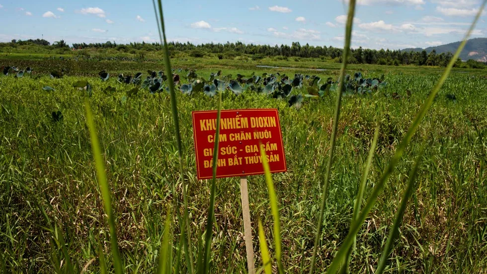 Förgiftad mark. En skylt vid en tidigare militärbas i Danang, Vietnam, varnar år 2012 för dioxin som finns kvar efter att USA använde avlövningsmedlet Agent Orange under kriget.
