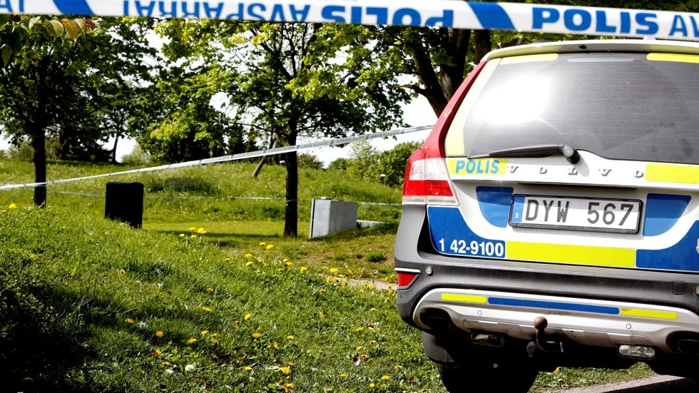 Närmare hundra personer fanns i närheten när en 18-åring skars allvarligt på söndagseftermiddagen.