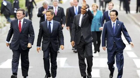EU-kommissionens president Jose Manuel Barroso, franske presidenten Nicolas Sarkozy, USA:s president Barack Obama och japanske premiärministern Naoto Kan tog en gemensam promenad i samband med G8-mötet i i franska Deauville.