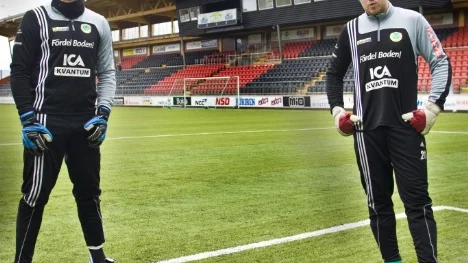 Kampen om förstaplatsen. Bodens målvaktspar Ludwig Bergström (t.h) och Erik Torstensson har fortfarande inte fått veta vem som får starta säsongen som etta.                                   Men oavsett vem valet faller på kommer duon göra allt för att se till att BBK:s försvar ska bli ett av de bästa i serien.