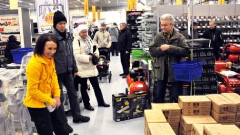 Det blev trångt i gångarna på öppningsdagen vid Lakkapääs nya byggvaruhus i Kiruna.FOTO: HANS STERNLUND
