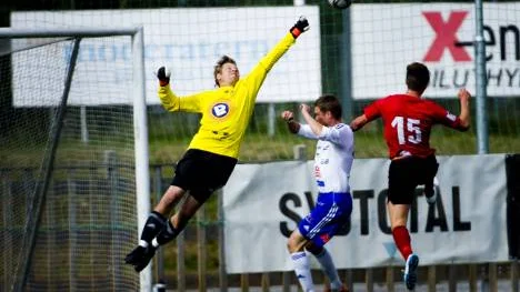 Nej, inte syntes det några ålderkrämpor när Jokaim Nilsson, 40, gjorde                                                    comeback i IFK Luleås mål.