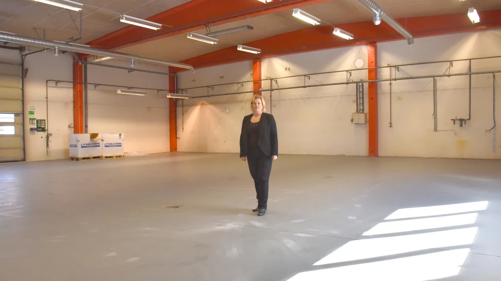 Camilla H Lindh, vd på Nordic Sport på Anderstorp i Skellefteå, visar den lokal som står klar att ta emot stavproduktionen i dagarna. Mellan fem och tio miljoner kronor investeras i samband med produktionsflytten.