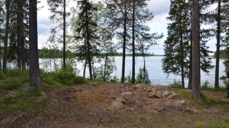Här vid sjön stod sommarstugan. I tisdags var den borta.FOTO: Fredrik Samuelson