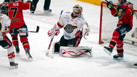 Luleås målvakt Anders Nilsson släppte in kvitteringsmålet 1-1 av Kristofer Ottosson (ej i bild) i andra perioden, och Djurgårdens Marcus Nilson (th) jublar i måndagskvällens kvartsfinal 4 i bäst 7 i SM-slutspelet i ishockey mellan Djurgårdens IF och Luleå HF på Hovet i Stockholm. Tv Luleås Janne Niinimaa och Djurgårdens Nichlas Falk.