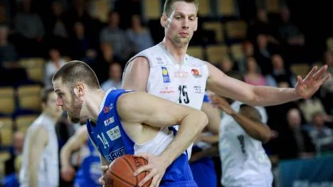 Giganternas kamp i Pontushallen. Matchens bäste Mike Palm mot LF Baskets                                   veteran John Rosendahl. Palm vann matchen - i - matchen - LF den första kvartsfinalen med 93-85.