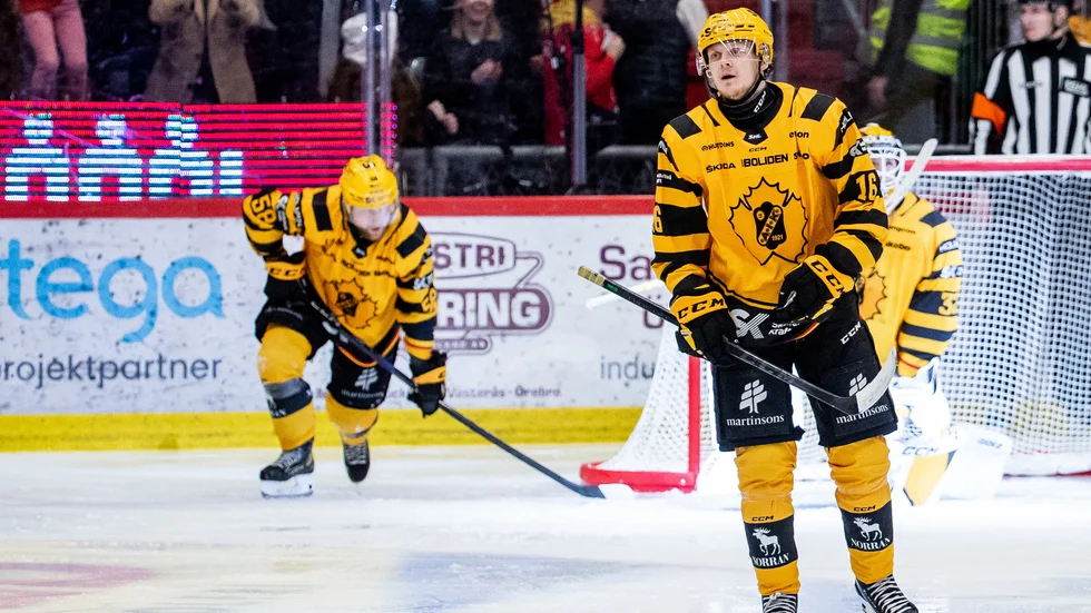 Skellefteå AIK:s Oskar Nilsson, knästående, och Linus Lindström deppar efter Örebros övertidsavgörande under måndagskvällen.
