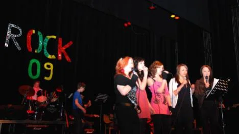 Sandra Lindvall, Frida Stenman, Emma Jonsson, Susanne Gunnari Josefsson och Jessika Lindgren var sångerskorna i den första bandkonstellationen under rockkonserten med Abba och Beatles som tema.