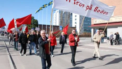 "Det här är det största tåg vi haft på länge i Boden". Torbjörn Lidberg, närmast, hade sällskap av s-partikollegorna Christian Lindgren och Curt FOTO: Lena Leffler