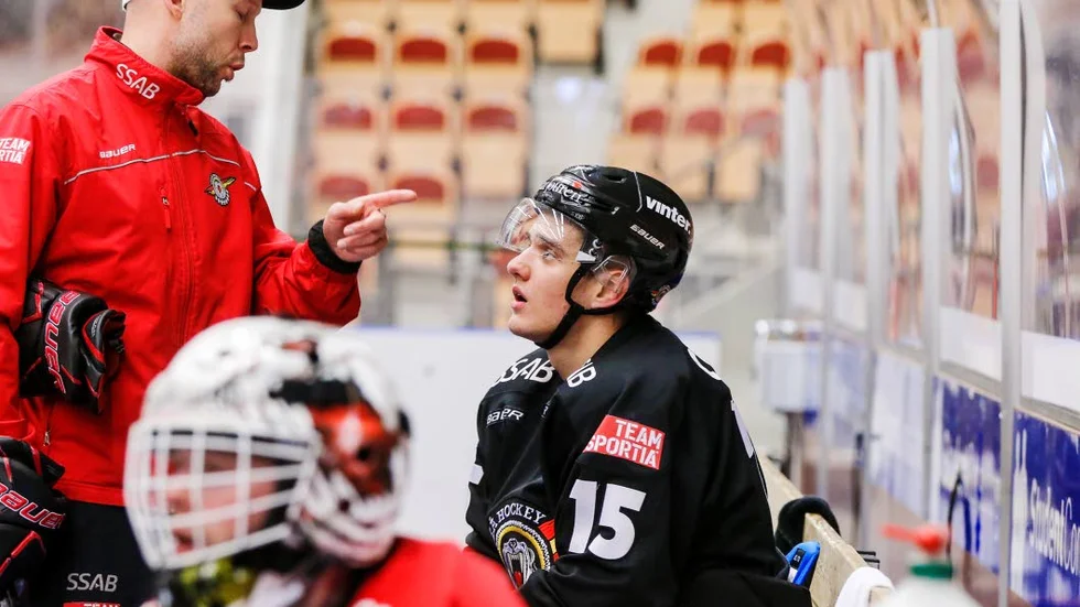 Full fart framåt. Christian Jaros är full av energi på isen.