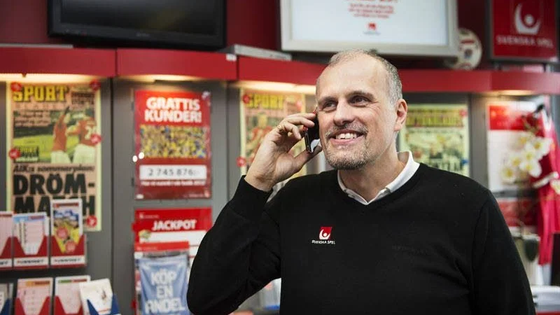 GLÄDJEBESKED. Pierre Jonnson, Svenska spel, fick till slut tag på supervinnaren i Luleå.