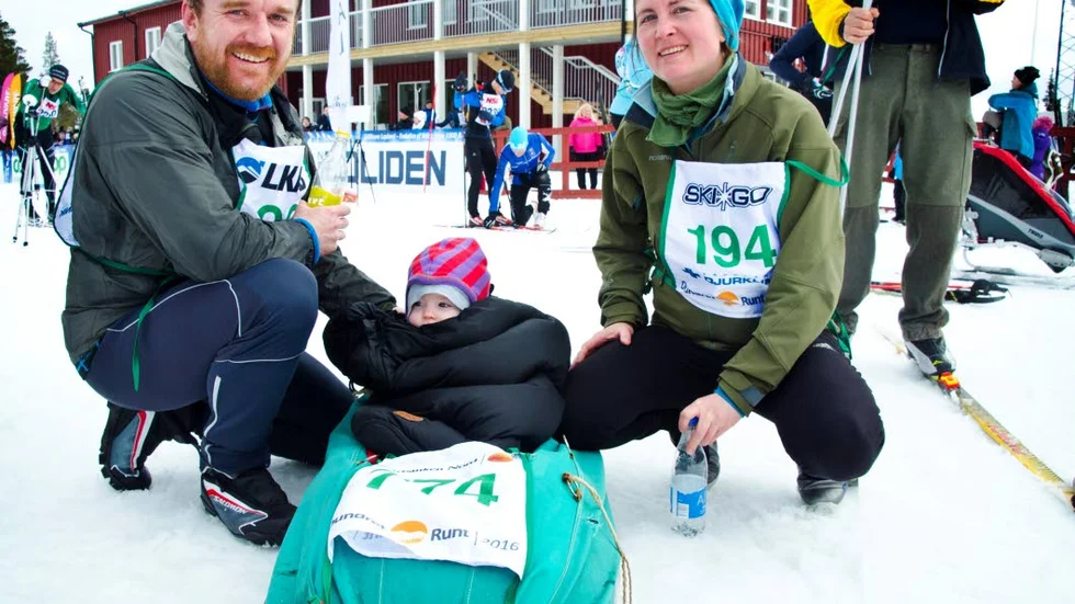 Yngsta deltagaren. Mariusz Lyszczar och sambon Julia Engqvist bestämde sig för att dottern Greta, tio månader, skulle få uppleva Dundret runt.