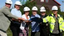 Glada miner när spaden sattes i marken. Från vänster: Tomas Eriksson,  Lars Törnman, Maj-Lis Ejderlöf, Kenneth Nilsson, Kenneth Stålnacke och Peter Johansson. FOTO: Johan Sjölund