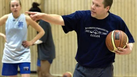 Mikael Johansson ledde Sveriges U19-tjejer till VM-silver 2007. Nu vill han ta U18-landslaget till EM-framgångar i Södertälje.