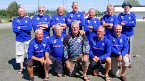 Öjeby IF:s historiska guldlag i Lilla VM från 1959. Främre raden fr v: Ove Bergström, J-O Lindgren, Lars Granberg, Sture Sandberg, Rolf Johansson. Bakre raden fr v: Rickard Risberg, Lennart Berglund, Ragge Bogren, Gunder Nyström, Hans Boström, Anders Bogren och tränaren Lasse Landberg. Bredvid samma lag i guldupplaga från 1959 - för 50 år sedan alltså.