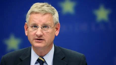 Tidigare utrikesministern Jan Eliasson (S), lilla bilden, kritiserar efterträdaren Carl Bildt (M), stora bilden.