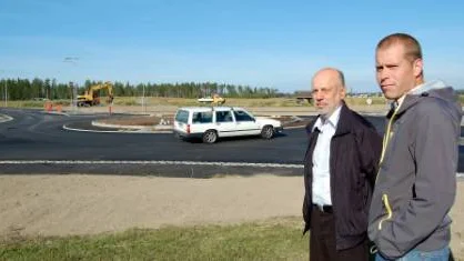 Korsningen Slipvägen-Torpgärdsleden i Boden har varit olycksdrabbad. Nu har den byggts om till cirkulationsplats. Stefan Wuolo till vänster, teknisk chef, och Mats Elgcrona, gatuchef, vid Bodens kommun är belåtna med resultatet.FOTO: leif hammarström