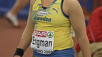 Helena Engman stöter kula i arenan Oval Lingotto under dagens tävlingar i inomhus-em i Turin.
