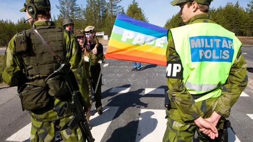 Ofog demonstrerade mot Nato-övningen genom att klä ut sig till en clownarmé.