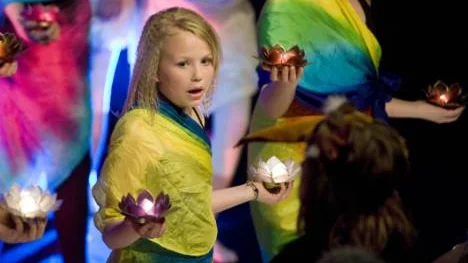 Temat för Kulturskolans dans-, musik- och sångteaterföreställning "Väsen vid världens mitt" var magi och visst uppnåddes smått magiska effekter när både eld och lysande klot användes i rekvisitan.