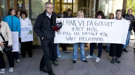 Kommunalrådet Karl Petersen (S) träffade på torsdagseftermiddagen personal inom Luleå kommuns äldrevård som demonstrerade för att få behålla sina helgtillägg. FOTO: Pär Bäckström