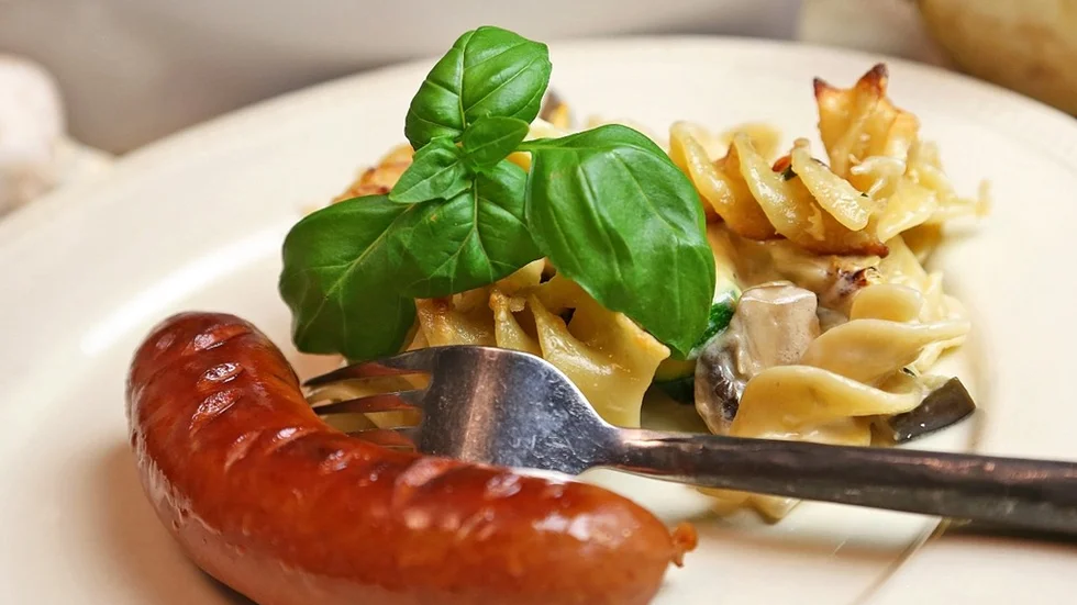 Italiensk pastagratäng med grönsaker, svamp, ost och grädde är god som den är. Tillsammans med kryddig korv är den oslagbar. 
Foto: Dan Strandqvist