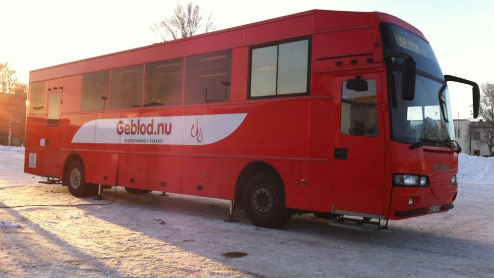 Blodbussen byter hållplats. Det är för knöligt att ta sig in och ut från parkeringen vid vårdcentralen.