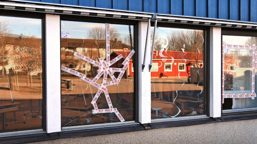Vandalisering på Rosendalsskolan
Krossade förnster , fönsterrutor