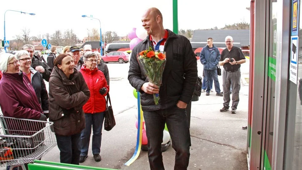 Tillfälligt stopp. Magnus Samuelsson mötte en låst entré när han som invigare skulle var först in i butiken.