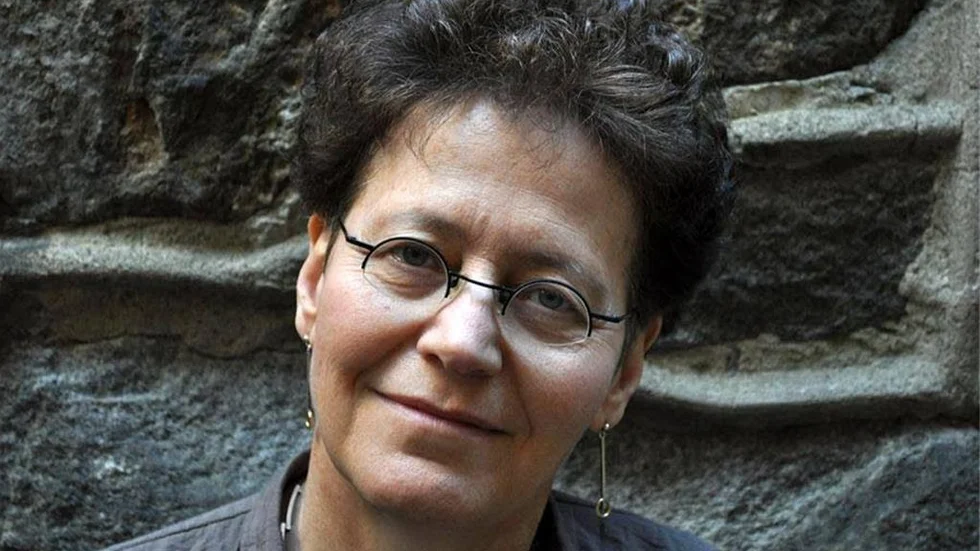 Lena Einhorn är författare, filmare och regissör. Hon har tidigare bedrivit forskning i tumörbiologi och virologi.
För sin bok "Ninas resa" fick hon Augustpriset 2005.