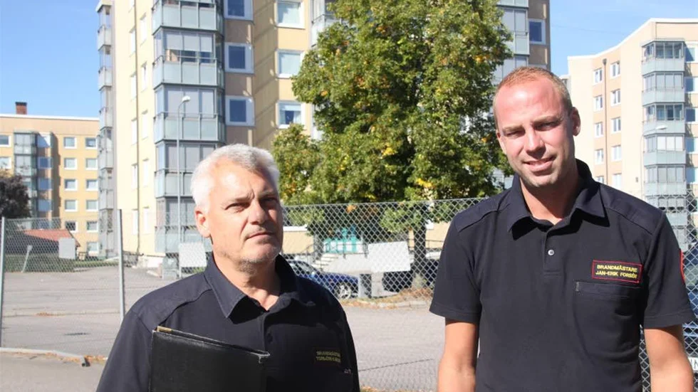 Torbjörn Karlsson och Jan-Erik Forsén på räddningstjänsten i Mjölby lär fastighetsägarna brandskydd.