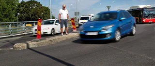 Flera bilar förstörda i ny rondell